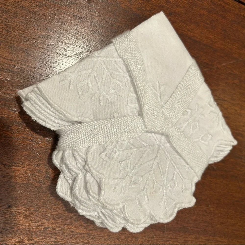 Williams Sonoma White Snowflake Napkins Set